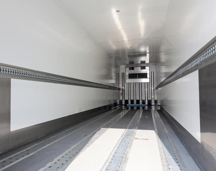 interior de un camion frigorifico vacio