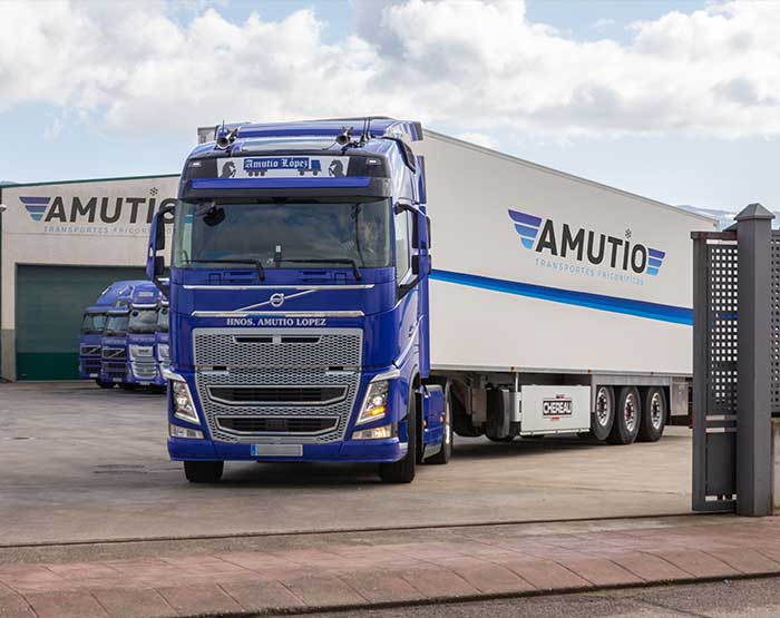 camion de la flota amutio abandonando sus instalaciones